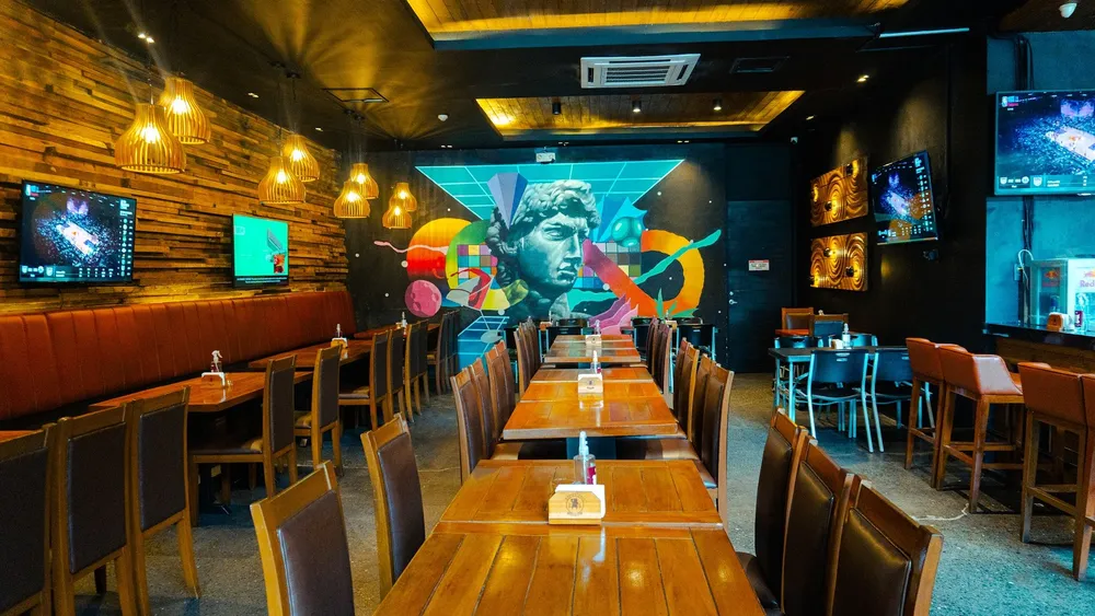 Tipsy Pig Timog interior, real photo